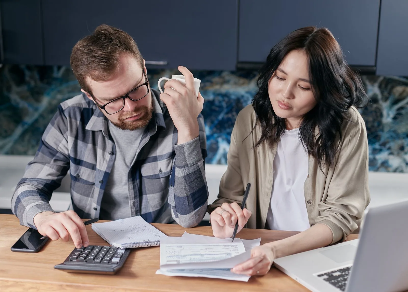 Couple étudiant ses dépenses et ses documents financiers