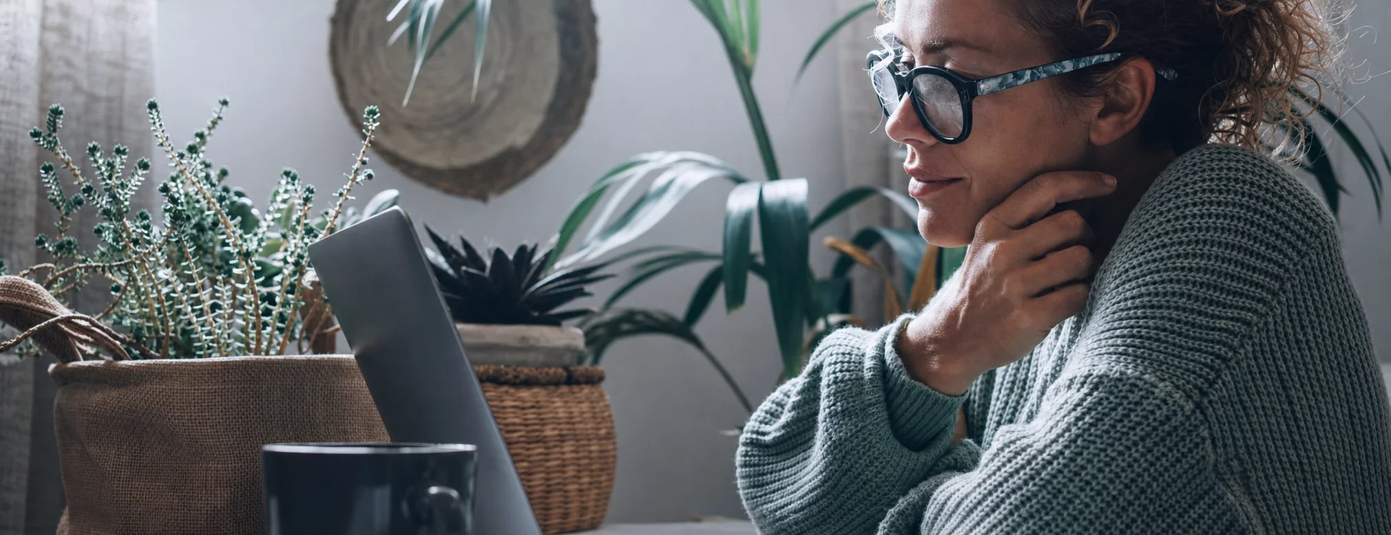 Cliente consultant son espace bancaire en ligne depuis son domicile