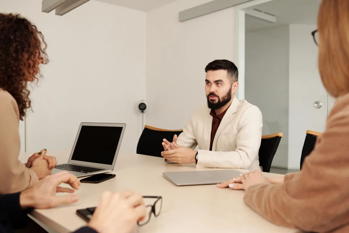 Réunion de travail entre entrepreneurs