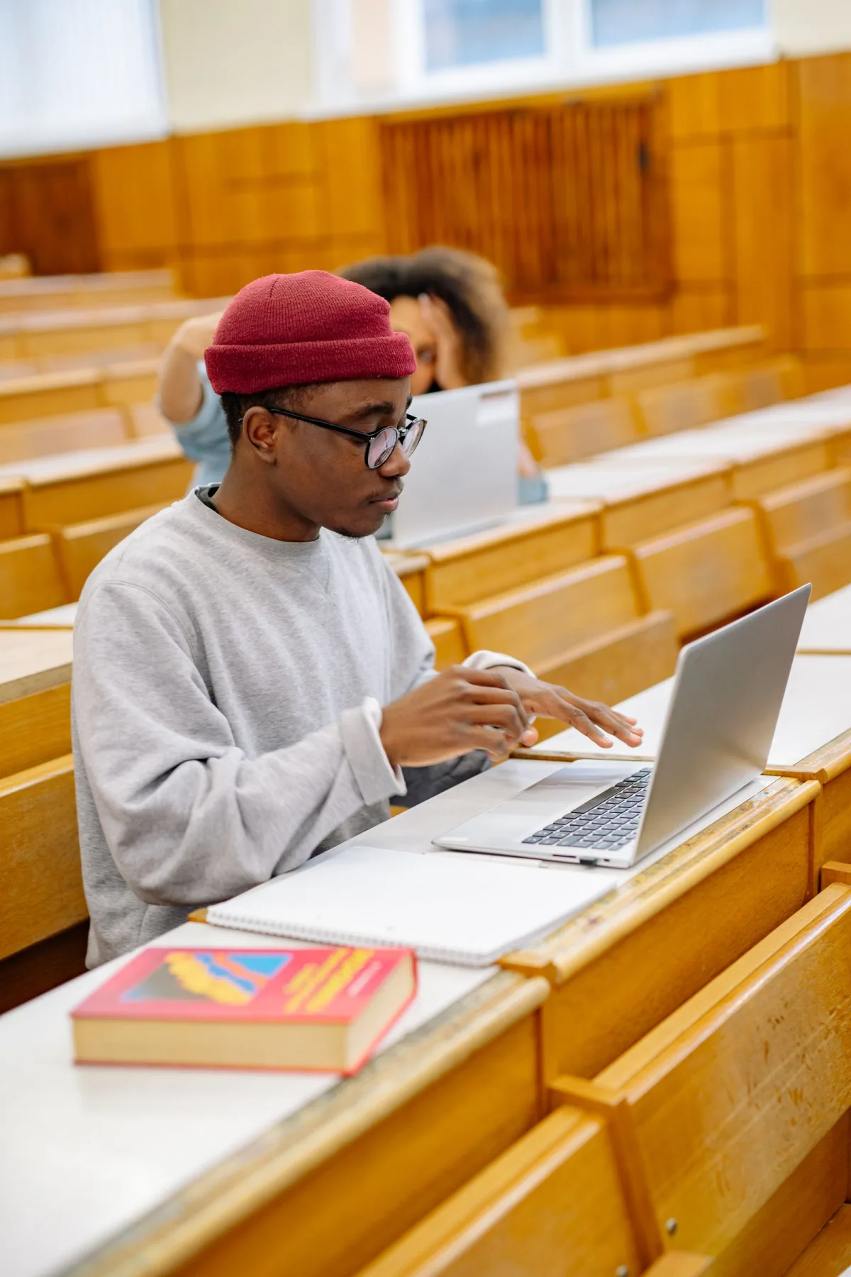 Étudiant travaillant sur son ordinateur à l’université